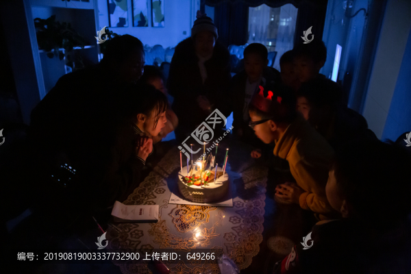 吹生日蠟燭的孩子們