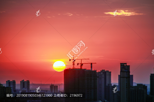 太陽從塔吊處升起