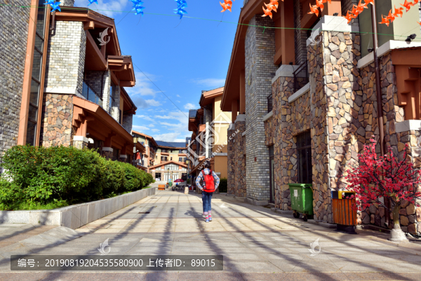 長白山旅游集散服務(wù)中心游客背影