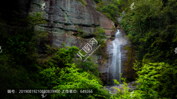 山間瀑布