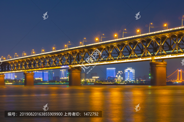 武漢夏日城市天際線夜景風光