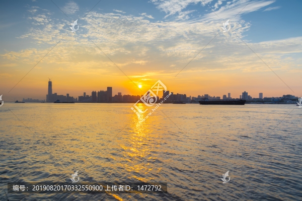 武漢夏日城市天際線日出風光