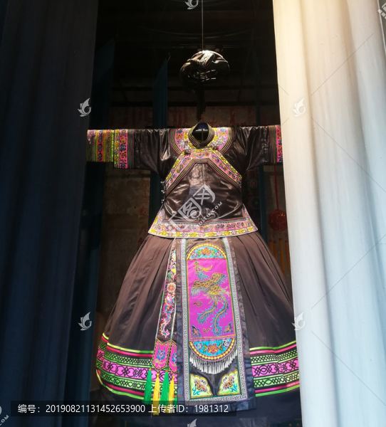 傳統(tǒng)壯族服飾