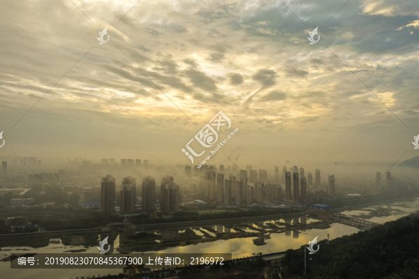 晨霧中的城市