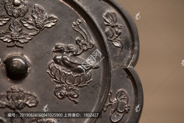 唐代鴛鴦系綬花枝鏡