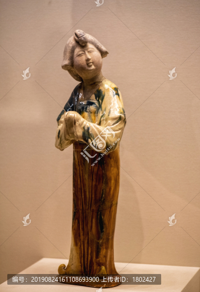 唐代三彩拱手女立俑