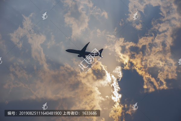 霞光下的客機