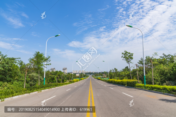 藍(lán)天白云下的公路
