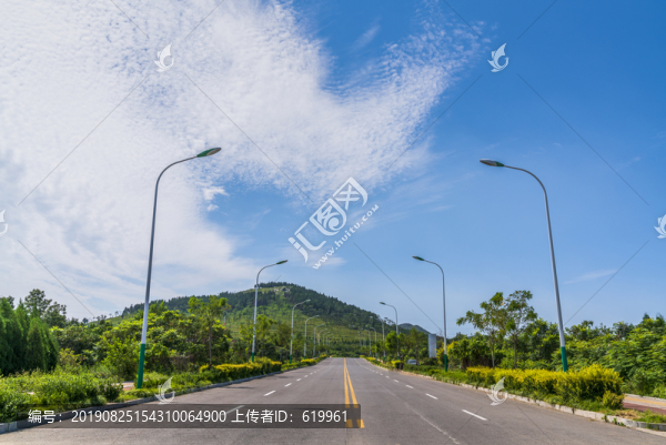 藍天白云下的公路