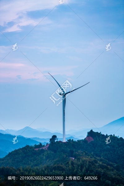 山嶺上的風(fēng)力發(fā)電機(jī)