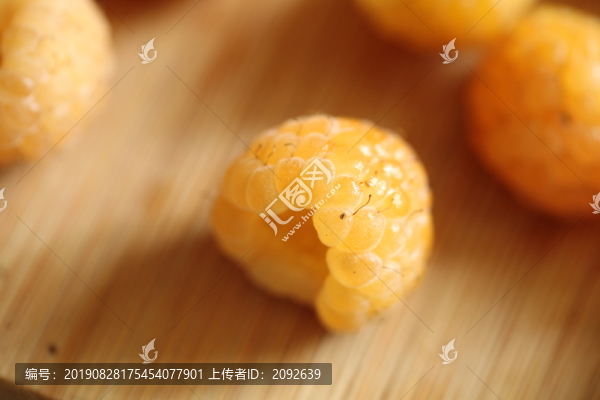 三月泡黃樹莓