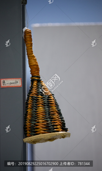 非洲草編搖響器