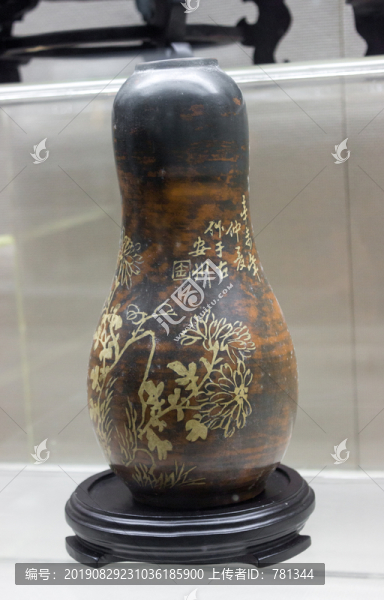 花卉刻字花瓶
