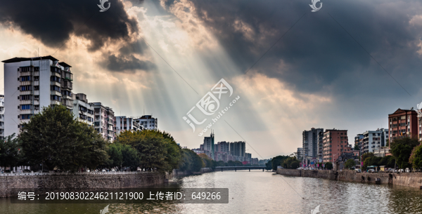 耶穌光下的小城