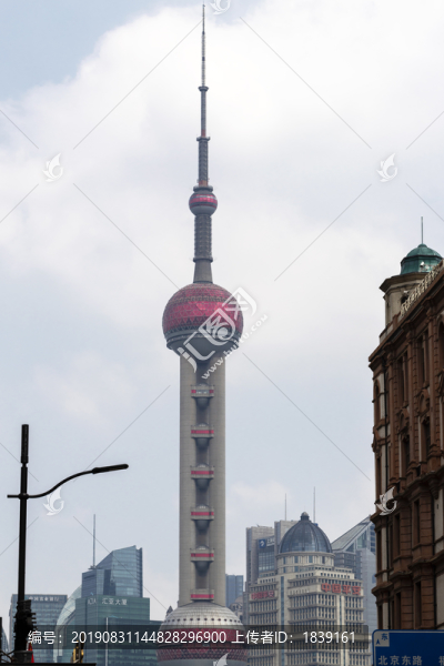 上海街頭巷尾遠眺東方明珠