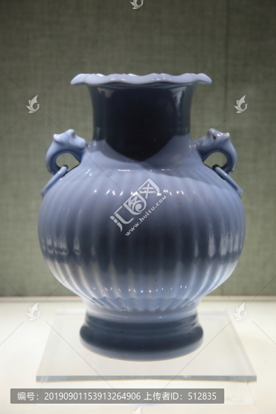 天藍(lán)釉獸耳銜環(huán)菊瓣尊