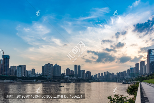 夕陽(yáng)下的重慶嘉陵江和城市天際線