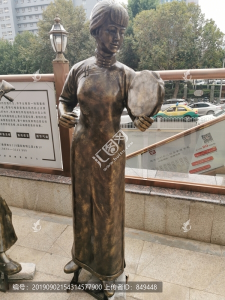 唱曲女人雕塑