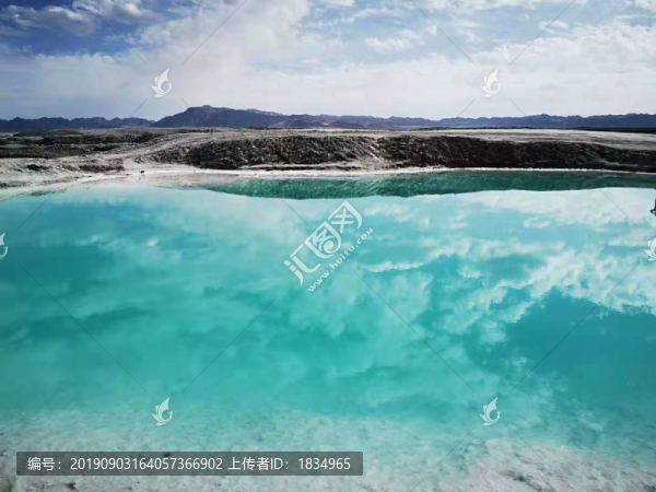 青海翡翠湖美景如畫