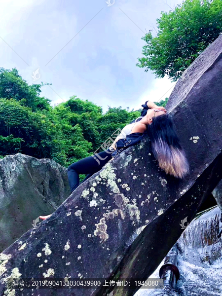 巖石上的美女