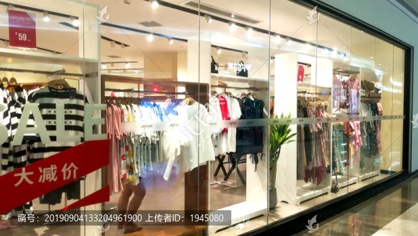休閑女裝賣(mài)場(chǎng)櫥窗