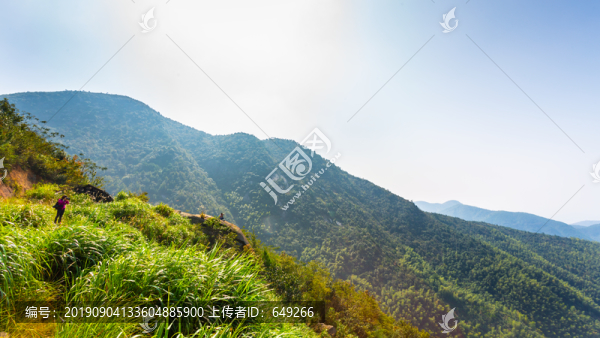 高山上拍攝風(fēng)景的攝影師
