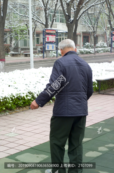 玩空竹的老人