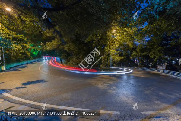 彎道山路180度轉(zhuǎn)彎夜景