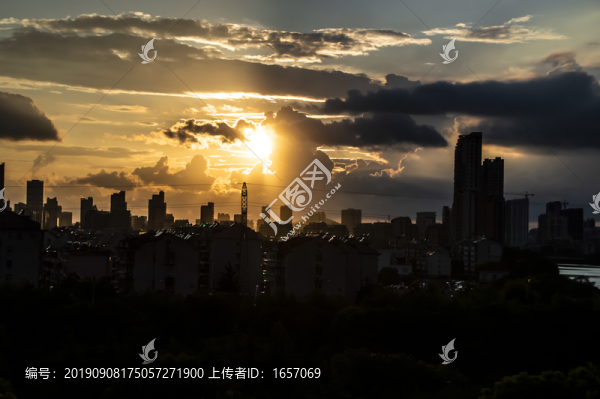 城市晚霞