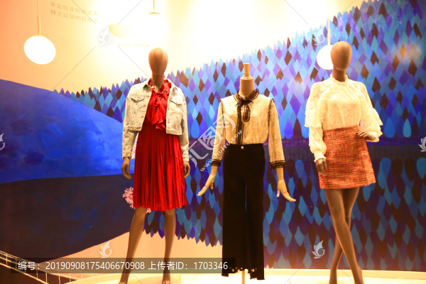 女裝店櫥窗模特展示