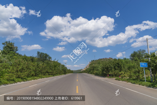公路藍(lán)天白云風(fēng)景
