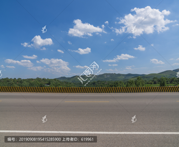 瀝青路面藍(lán)天白云公路風(fēng)景