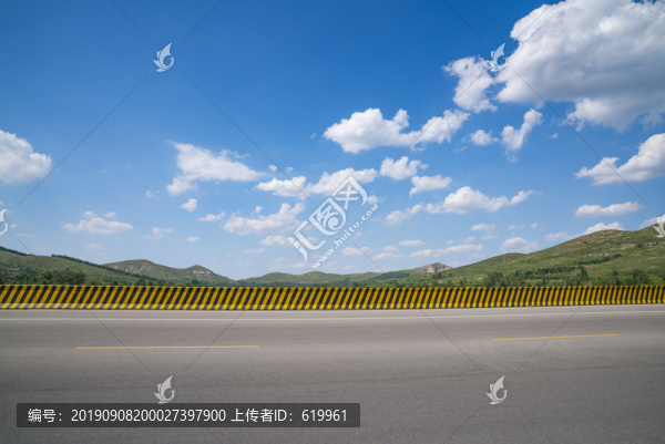 瀝青路面藍天白云公路風光