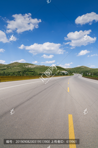 藍天白云下的瀝青公路風景