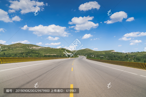 藍天白云下的瀝青公路風(fēng)景
