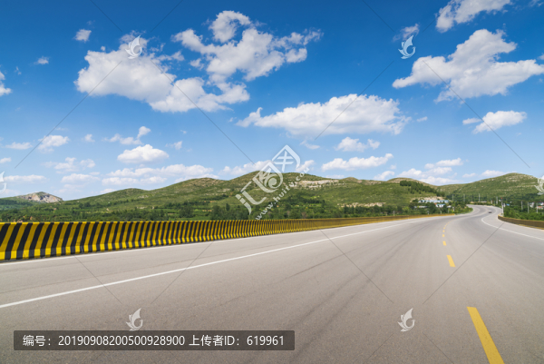 藍(lán)天白云公路風(fēng)景