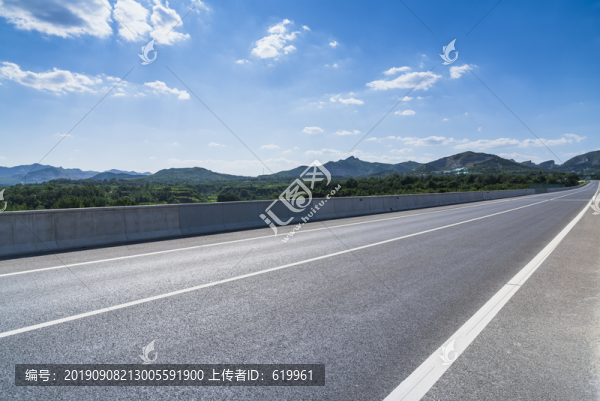柏油馬路藍(lán)天白云
