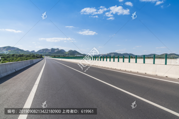 瀝青公路晴天風景