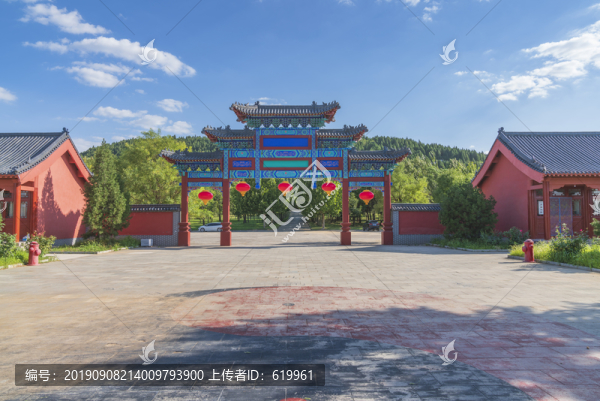 牌坊路面藍(lán)天白云