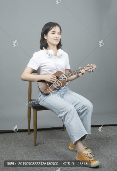 玩吉他的女孩