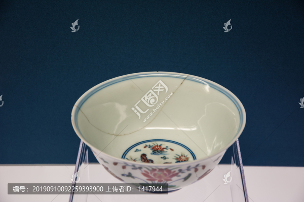 斗彩鴛鴦蓮池紋碗