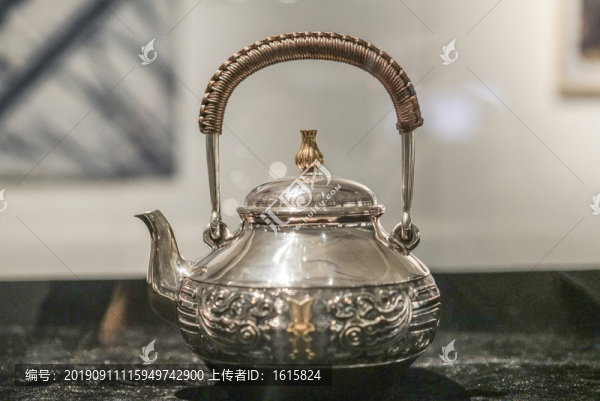 白銀茶壺
