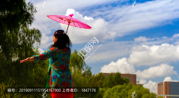 藍(lán)天白云美女