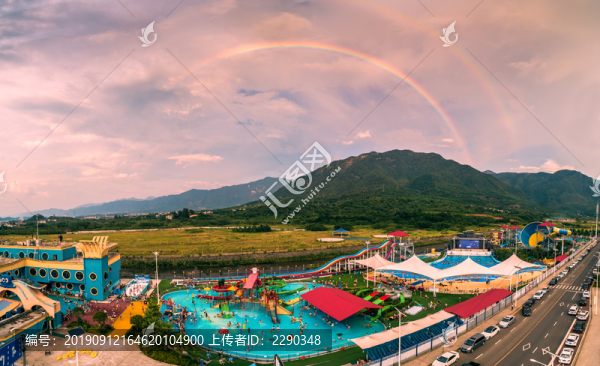 水上樂園上空出現(xiàn)一道彩虹