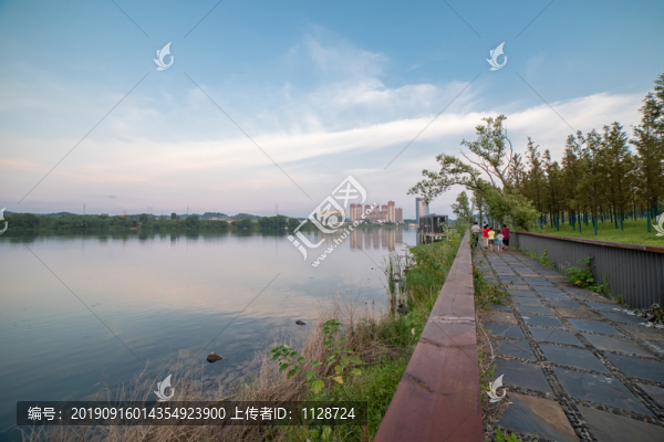 河邊風(fēng)光帶