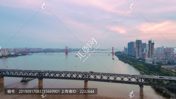 武漢長(zhǎng)江大橋夕照