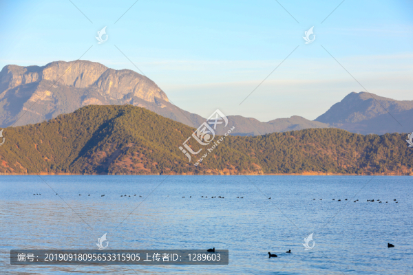 朦朧的瀘沽湖湖面
