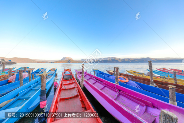 瀘沽湖的彩船