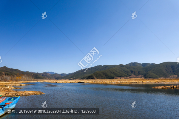 瀘沽湖的彩船
