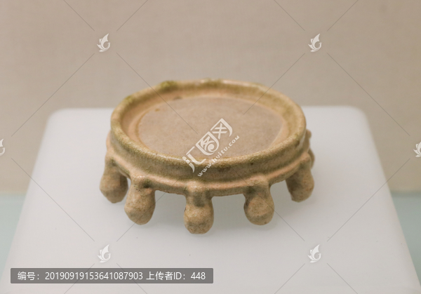 隋代青瓷多足硯